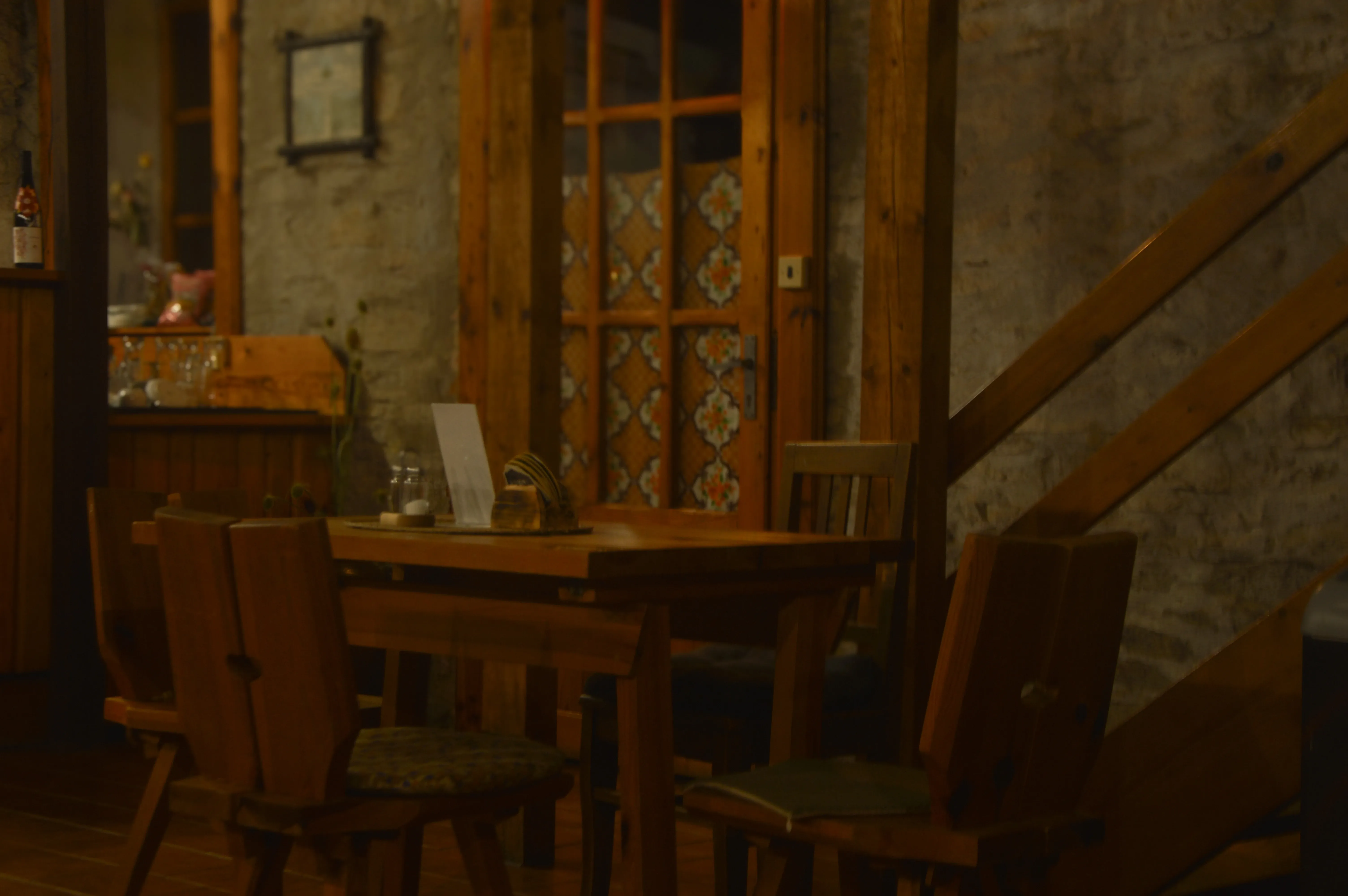 Interiér restaurace Selský dvůr — stolování v útulném prostředí