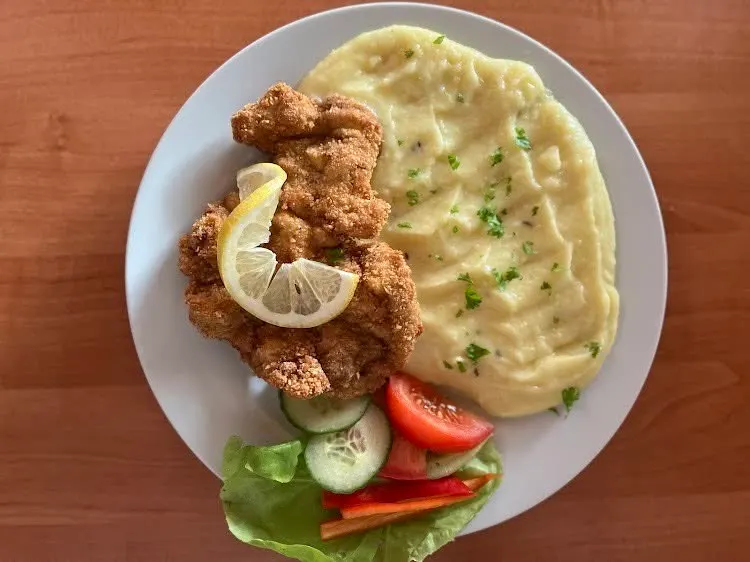 Vepřový řízek s citronem, bramborovou kaší a oblohou